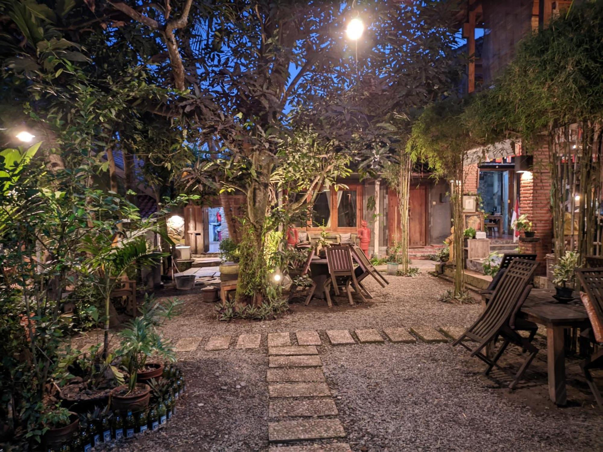 Astuti Gallery Homestay ยอกยาการ์ตา ภายนอก รูปภาพ