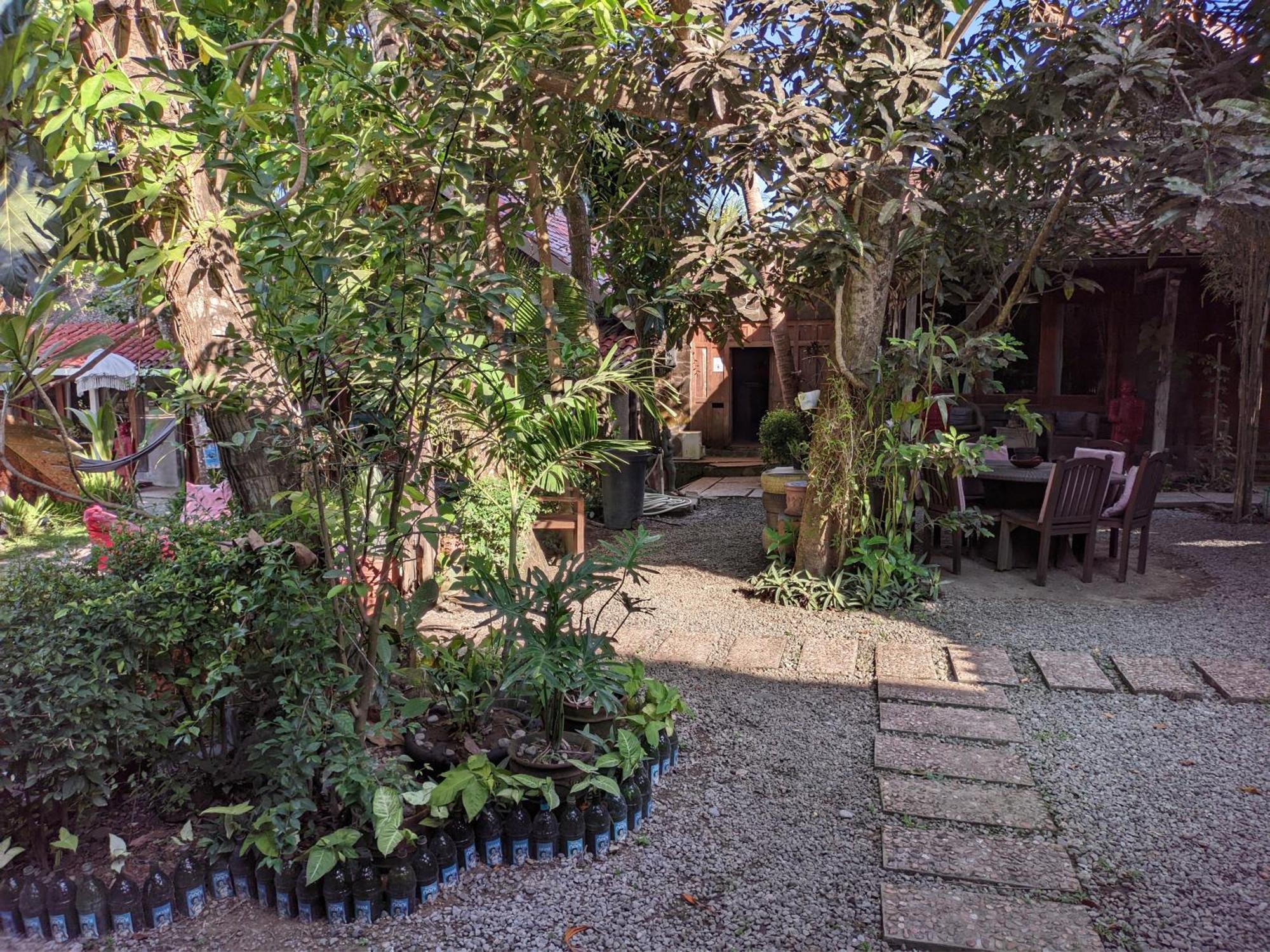 Astuti Gallery Homestay ยอกยาการ์ตา ภายนอก รูปภาพ