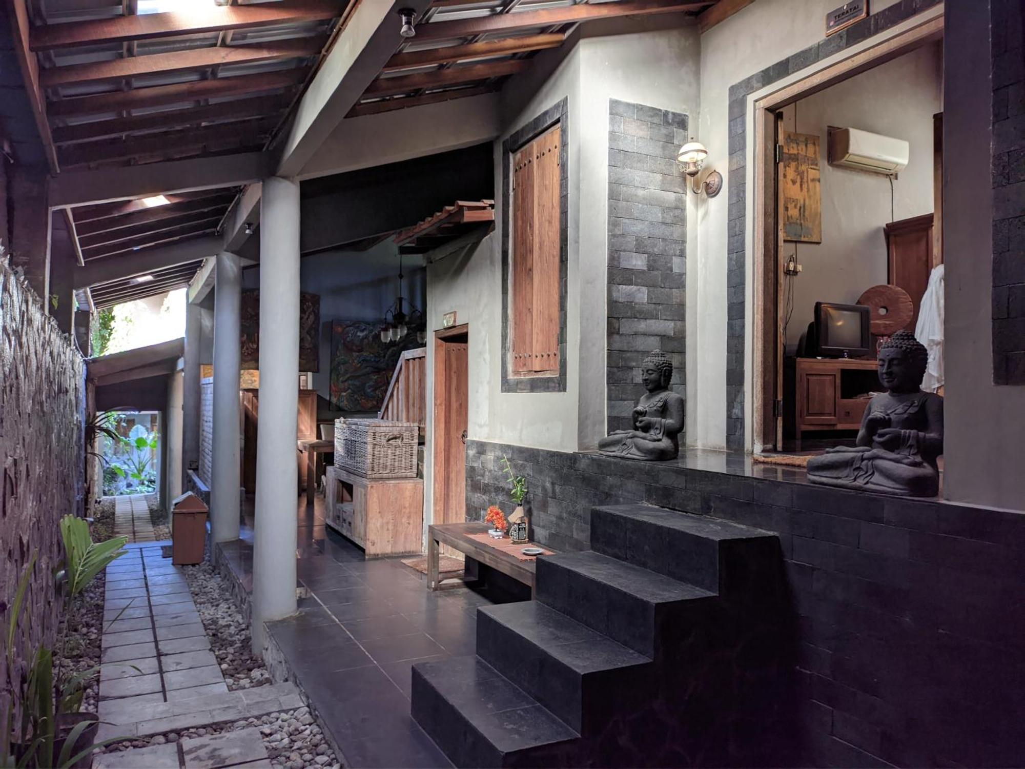 Astuti Gallery Homestay ยอกยาการ์ตา ภายนอก รูปภาพ